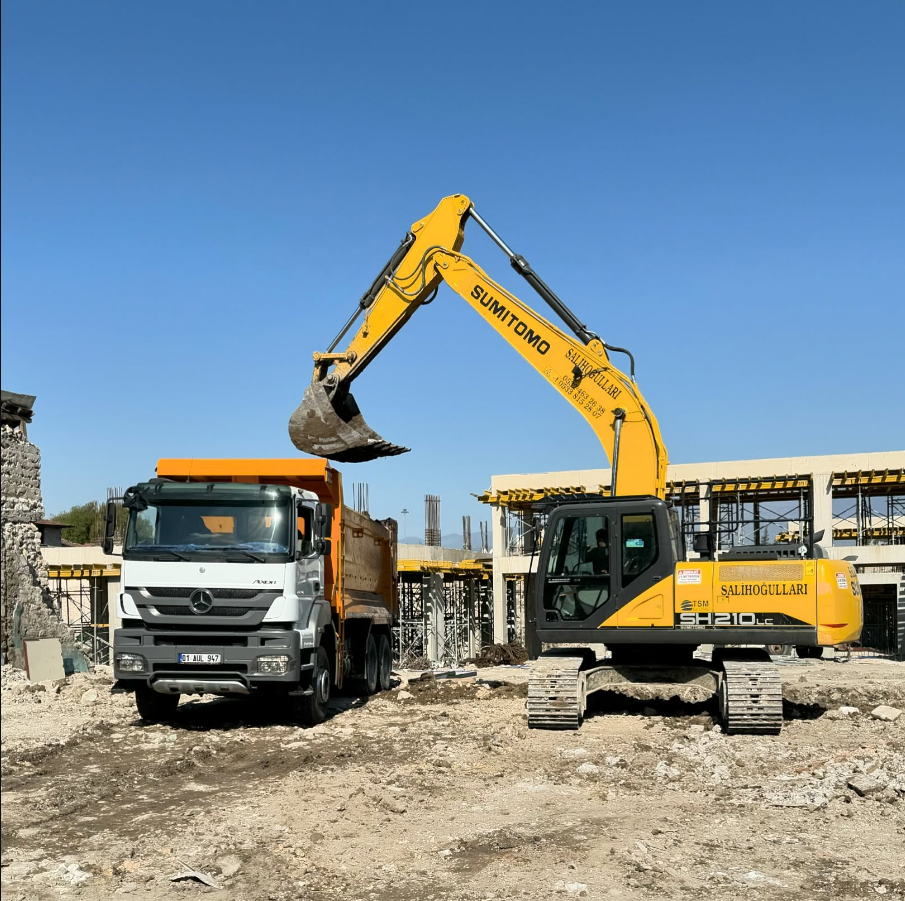 Ekskavatör ve damperli kamyon yükleme aksı - Z GRUP İNŞAAT saha çalışması