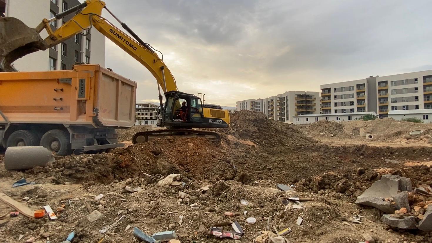 Ekskavatör ve kamyon yükleme sahası - Z GRUP İNŞAAT saha çalışması